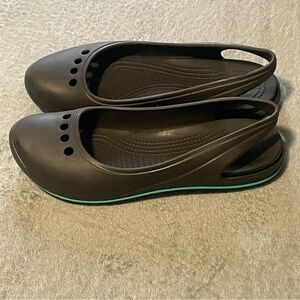 Crocs janya along back open toed shoes size 10 brown and teal